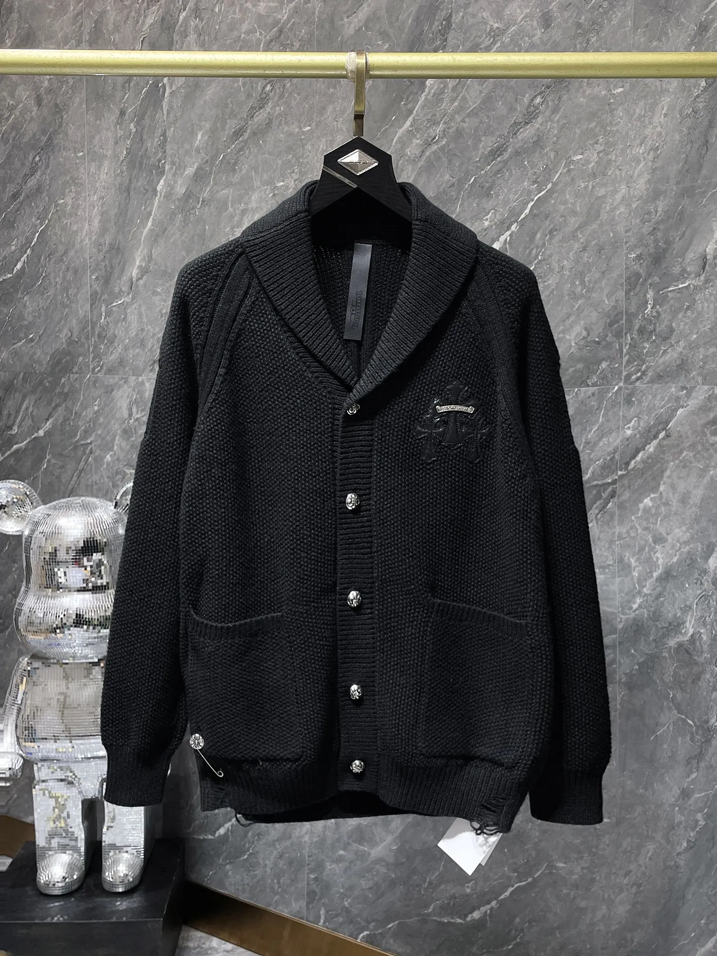 P296 Chrome Hearts sweater series Banana collar wool and leather silver button cardigan Single-breasted placket design All made of leather webbing Customized Chrome Hearts hardware buttons ➕ Leather logo embroidery on the chest Selected high-quality wool and 100% pure cotton knitted fabrics Not the ordinary version on the market! ! Recommended colors: black, white, gray Size: S, M, L, XL